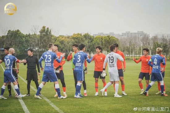 谢贤获香港电影金像奖终身成就奖：见证港片历史 2019-04-02 4月2日，第38届香港电影金像奖官方宣布终身成就奖授予演员谢贤，专业精神奖颁给龙虎武师刘允。