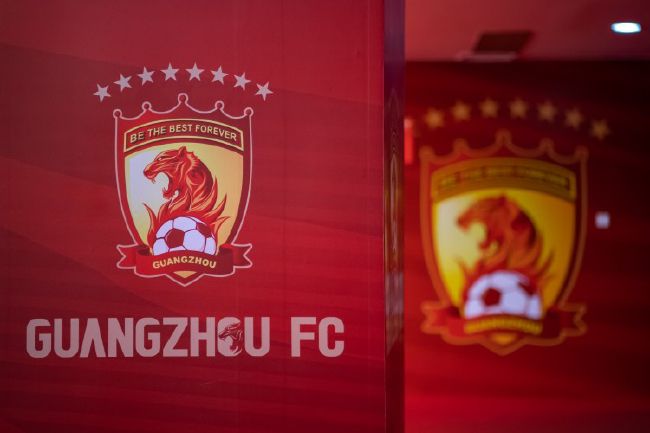 有意思的是，《罗小黑战记2》官微也曾明确表态：“全系列不开放同人周边贩售，但允许自制与赠送，只要不盈利、不商用即可。