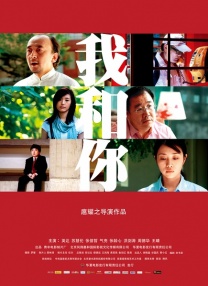 刘昊然在光影变幻中收放自如，或低头、或凝望、或思考，每一个表情，每一个眼神都充满坚定与好奇，充分表达了此次拍摄的主题：让青春站在风中。