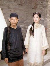 扎克·埃夫隆与柯林斯互牵手同游 疑似恋情曝光 2013-10-24 有关扎克·埃夫隆与莉莉·柯林斯的绯闻越传越热，而就在近日有网友看见二人手牵着手出现在迪斯尼乐园，并且拍下了照片传到网上引来了网友的纷纷议论。